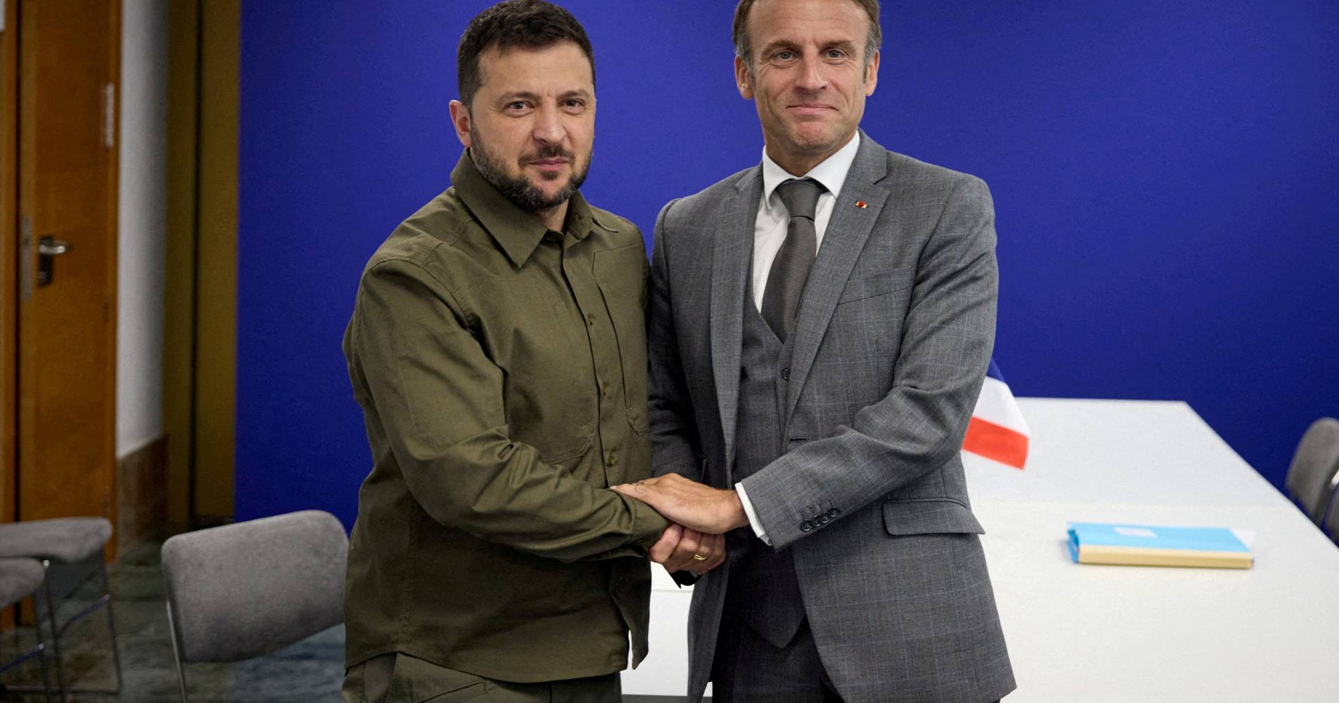 Macron diz a Zelensky que só “os ucranianos podem liderar negociações” pela paz