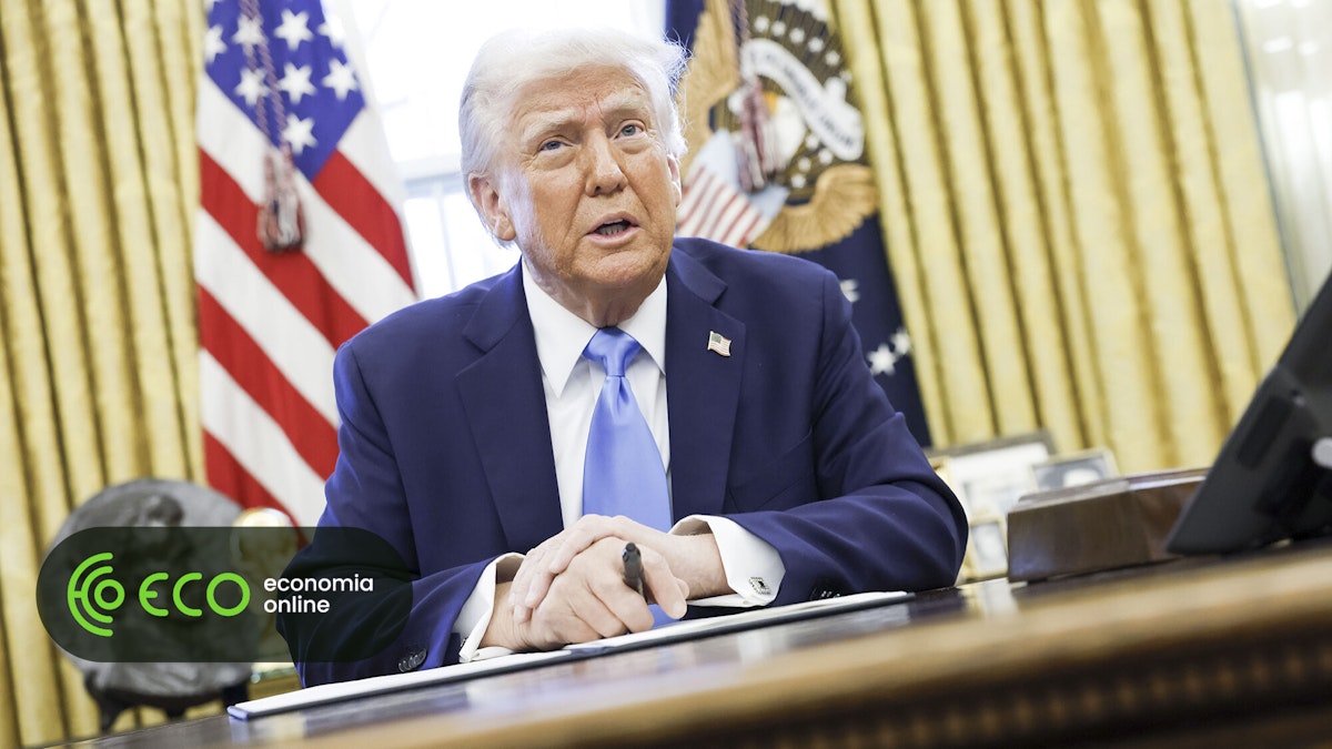 Trump ameaça BRICS com tarifas de 100% caso “brinquem com o dólar”