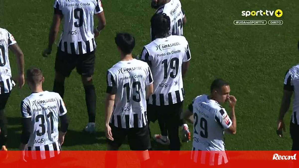 Jogadores do Portimonense entraram em campo com o nome de Pinto da Costa nas camisolas – Fotogalerias