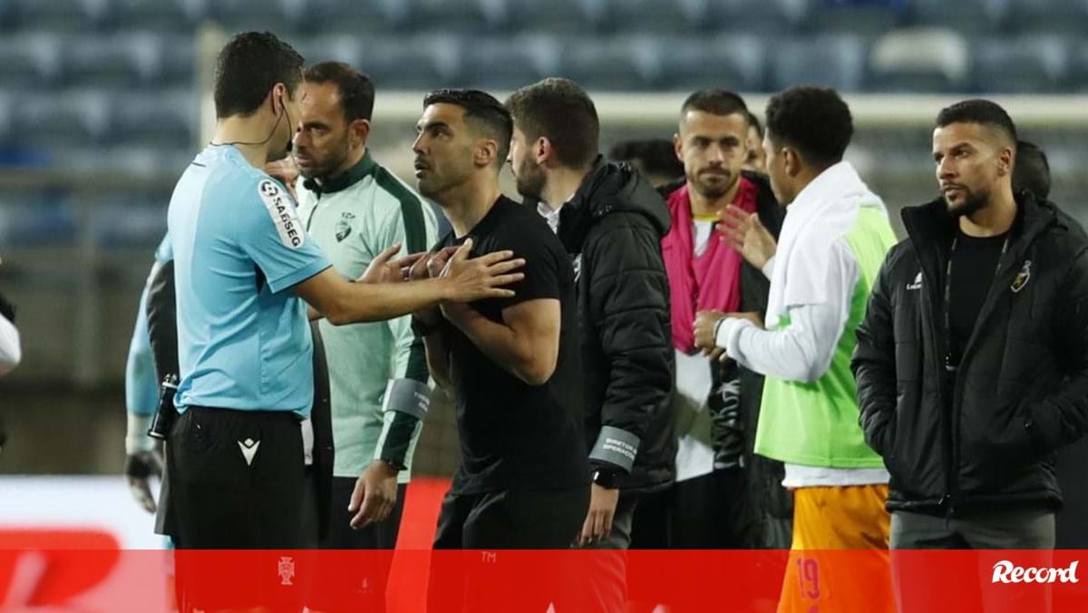 Tozé Marreco: «Ver se digo isto sem ser multado ou castigado: faltou ser marcada uma falta num lance que é ilegal» – Farense