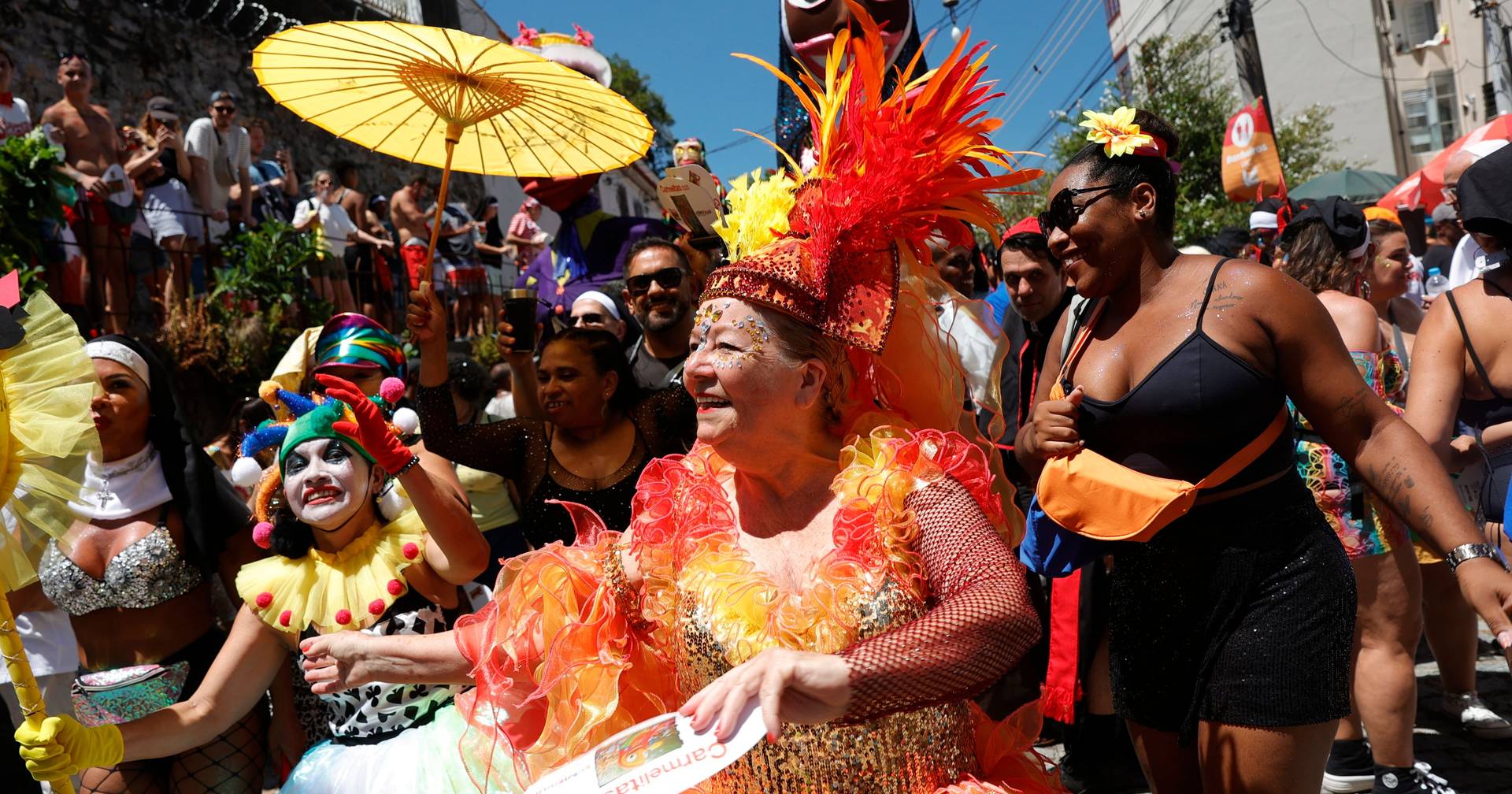 Isto é o Brasil. O Brasil é a mistura de tudo. Religião, carnaval, futebol, política