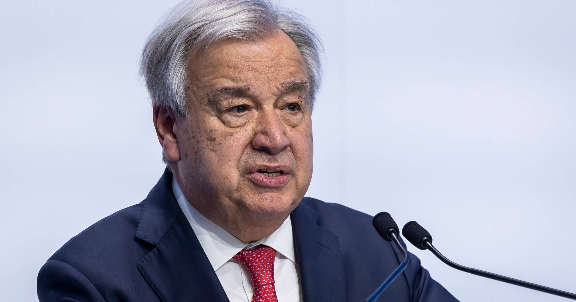 Guterres alerta para efeito nocivo da indústria da moda nas pessoas e no ambiente