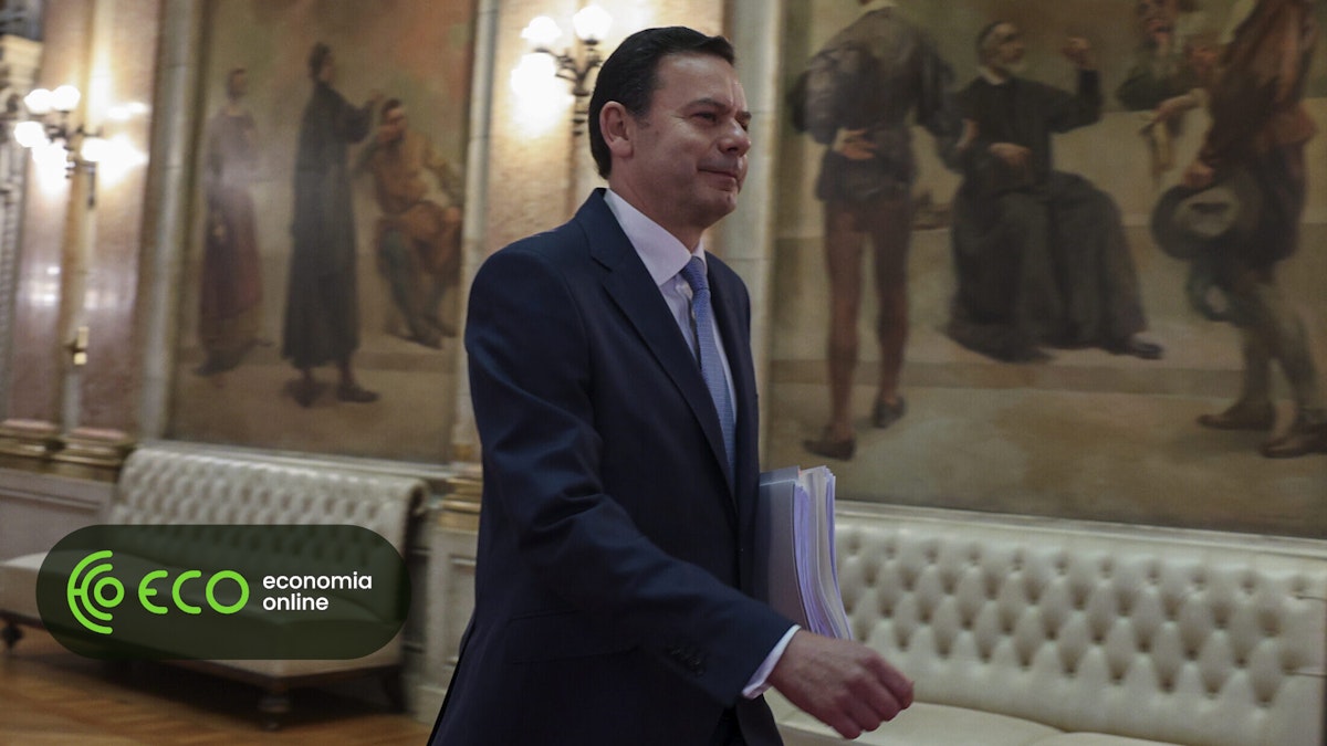 Entre a espada e a parede, Montenegro ou desfaz-se da empresa ou pede a demissão, defendem politólogos