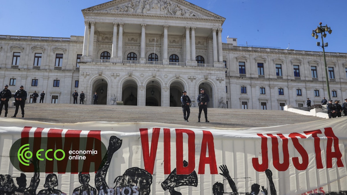 Meia centena protesta em Lisboa contra demolições de habitações precárias