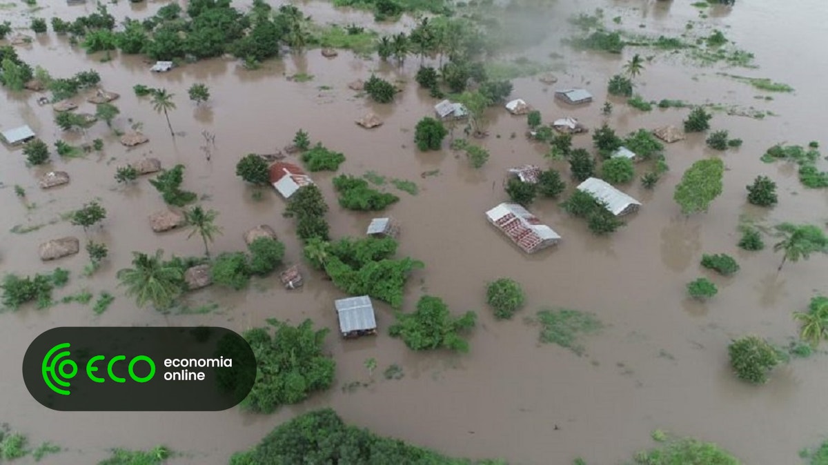 Populações sitiadas recebem ajuda alimentar por via aérea após ciclone em Moçambique