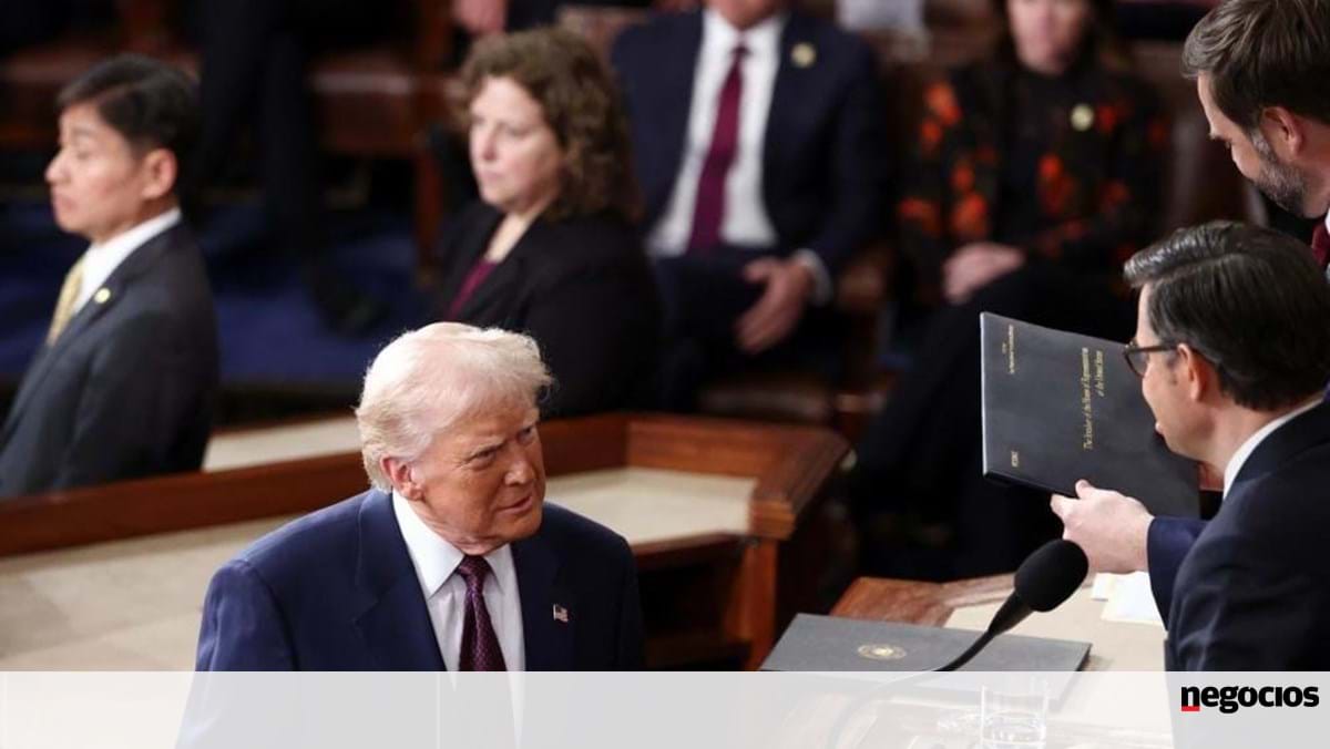 Trump adia por um mês tarifas sobre automóveis vindos do México e Canadá – Américas