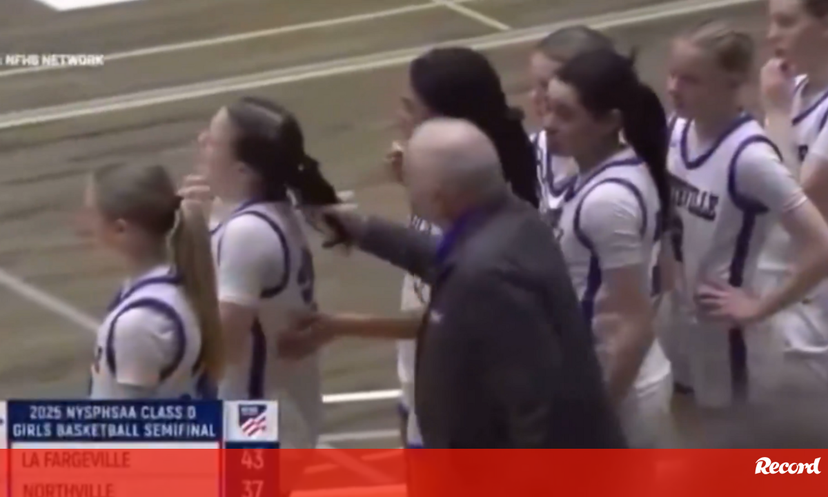 Treinador de equipa de secundária despedido por puxar cabelo e gritar com jogadora – Vídeos