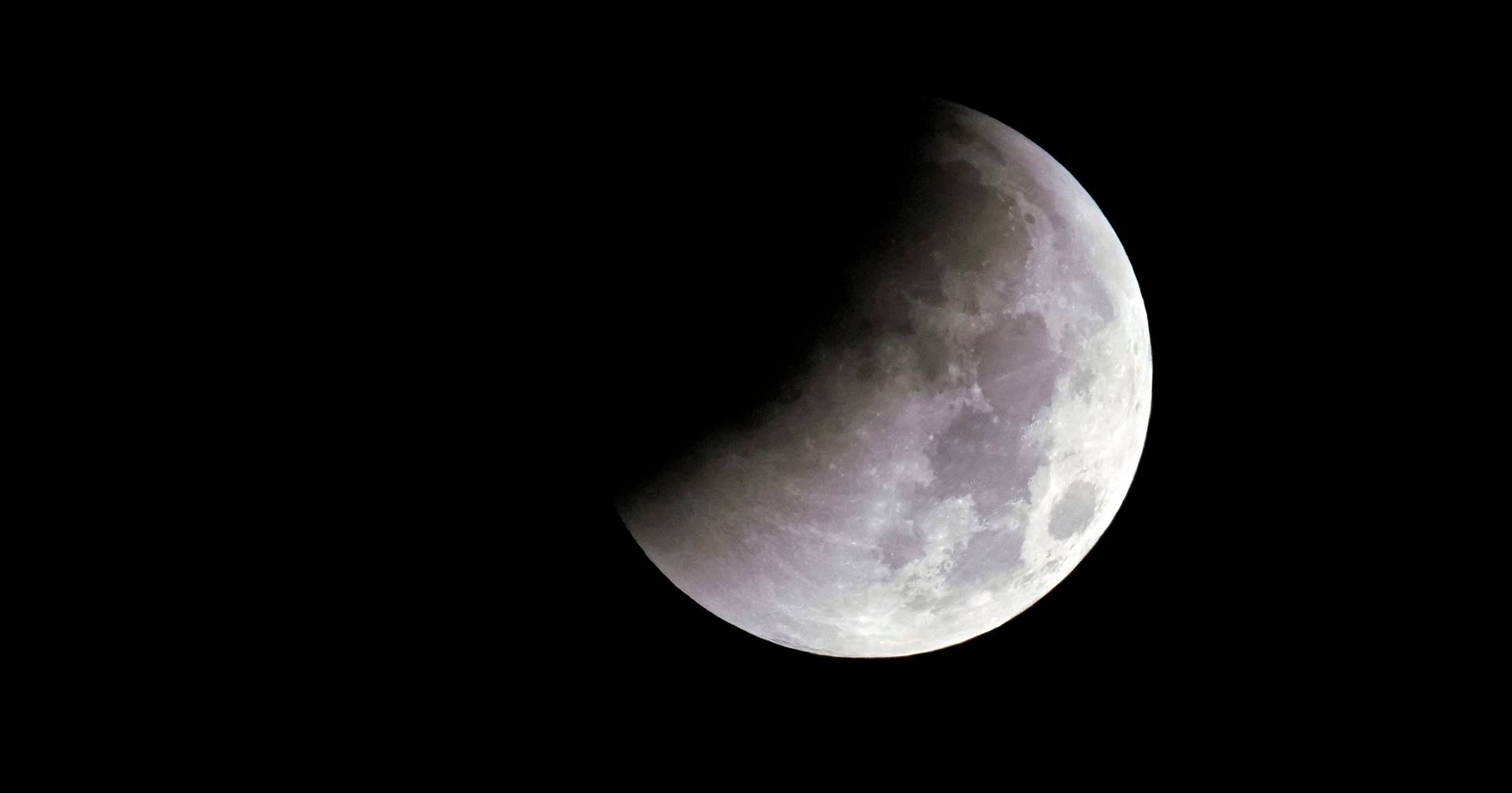 Lado oculto da Lua tem menos água do que o lado visível