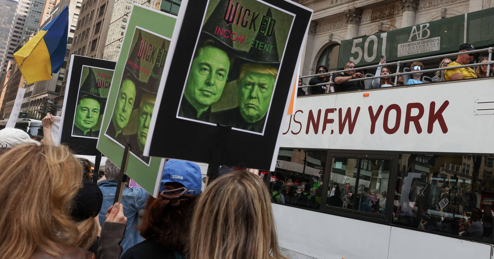 Milhares de pessoas saíram à rua em Nova Iorque em protesto anti-Trump