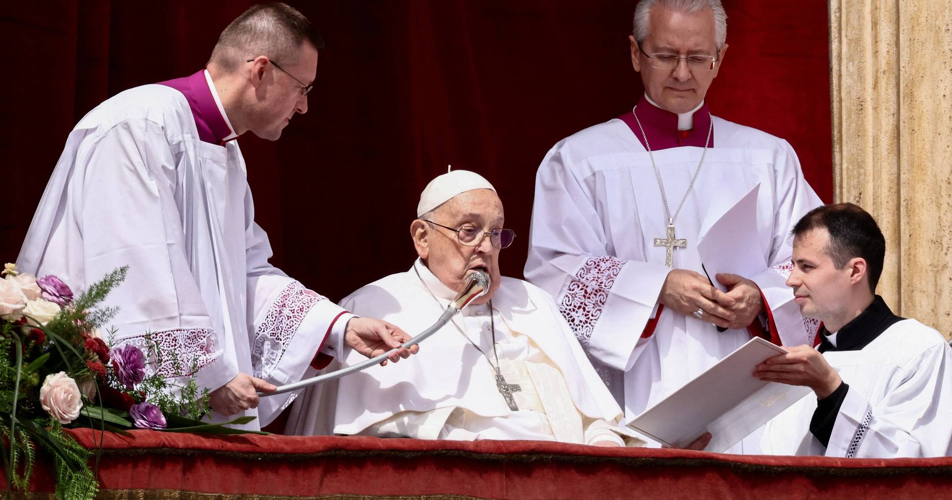 Papa surpreende fiéis ao aparecer na varanda da Basílica de São Pedro para a bênção “Urbi et Orbi”