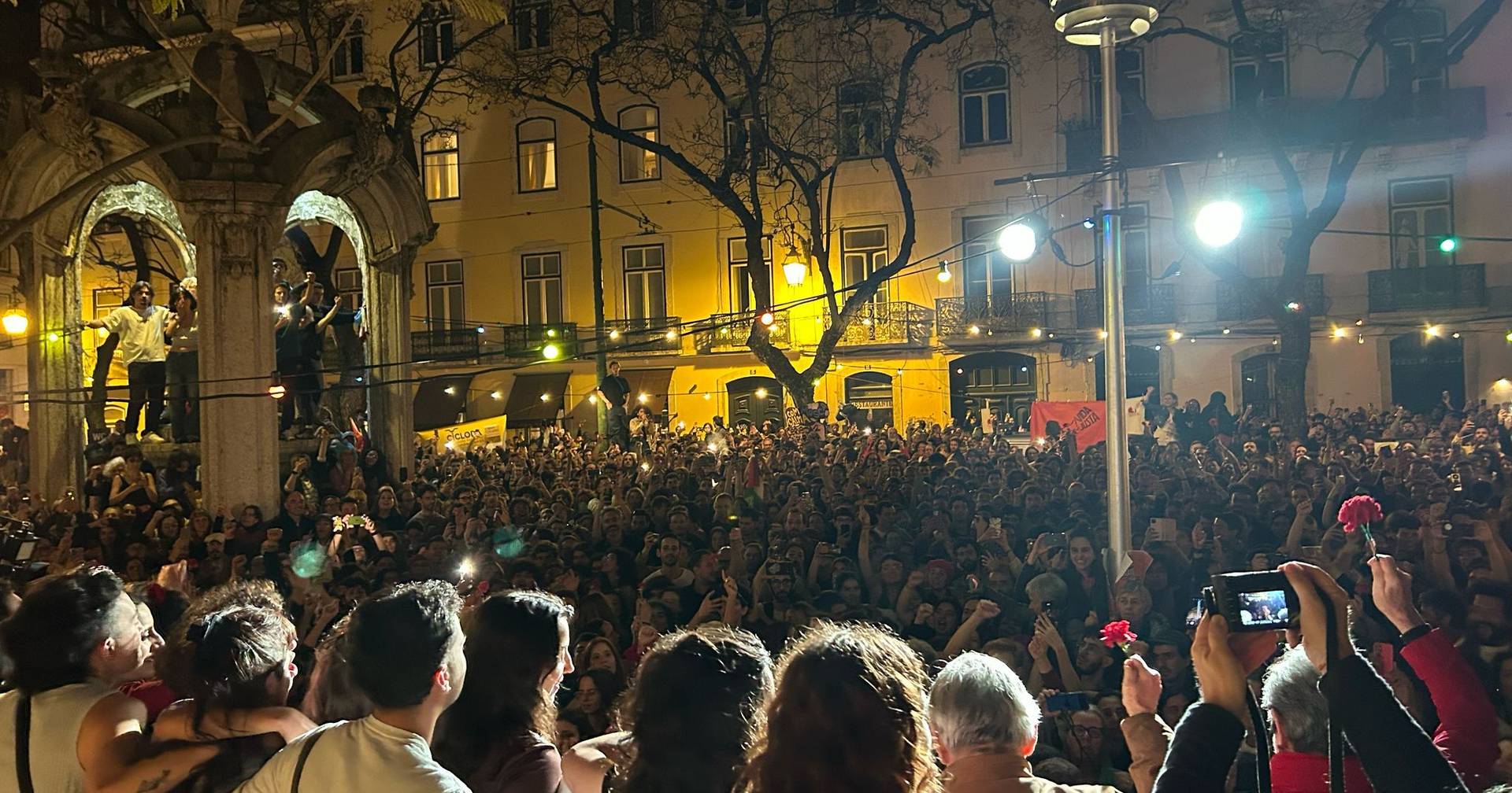 Multidão canta “Grândola Vila Morena” em momento emocionante no Arraial dos Cravos