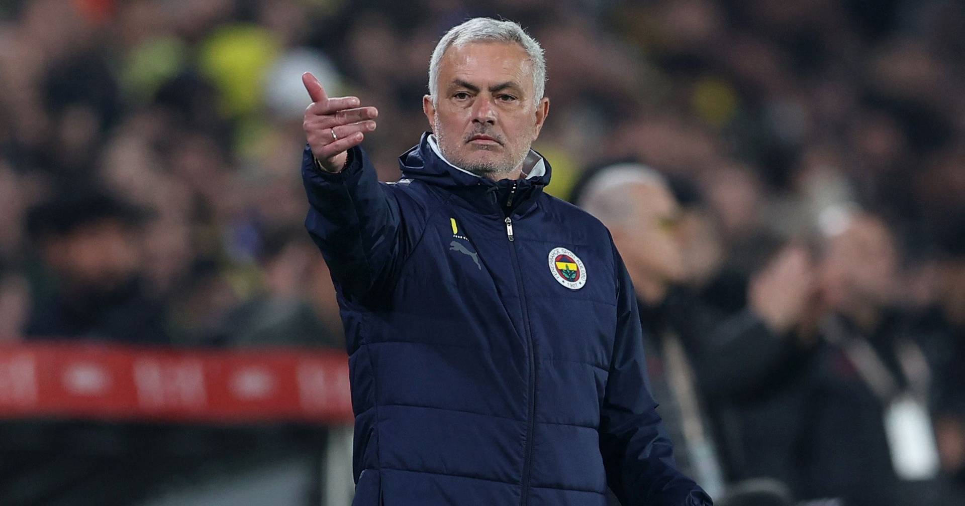 Reviravolta supersónica mantém Fenerbahçe de Mourinho na luta pelo título