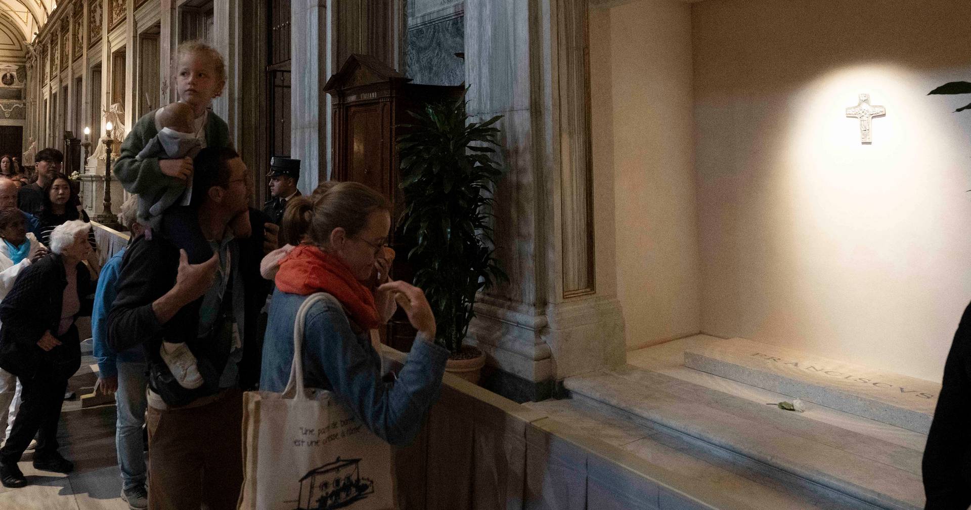 “Túmulo tão simples recorda uma pessoa tão grande”: o testemunho de portugueses em Roma