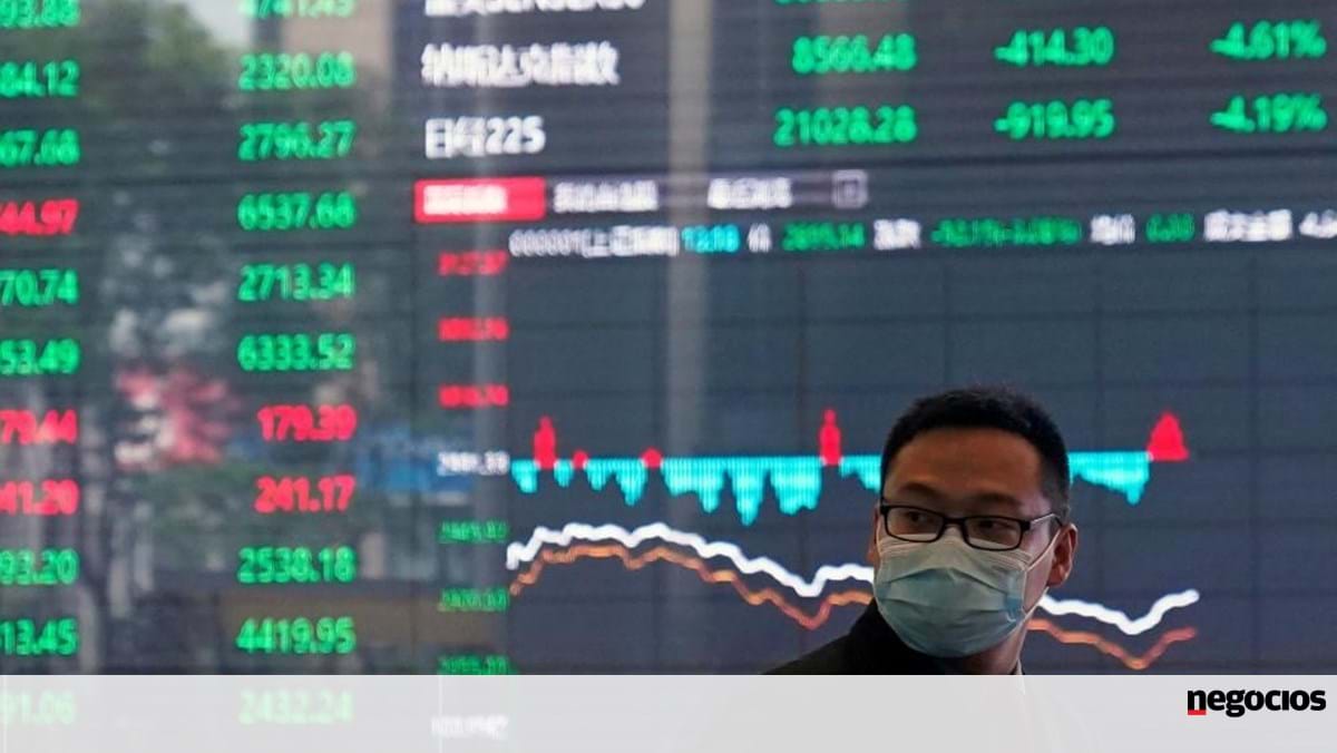 Dólar com dificuldade em segurar ganhos. Ouro valoriza – Mercados num minuto