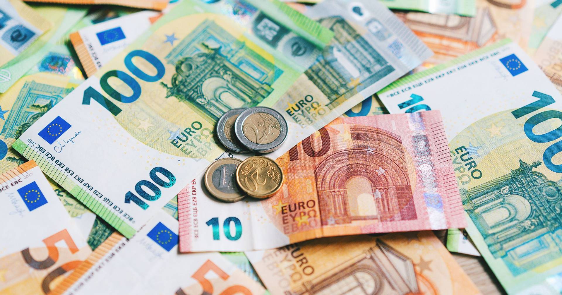 Executivo quer descidas do IRS entre 0,4% e 0,6% nas taxas dos primeiros oito escalões