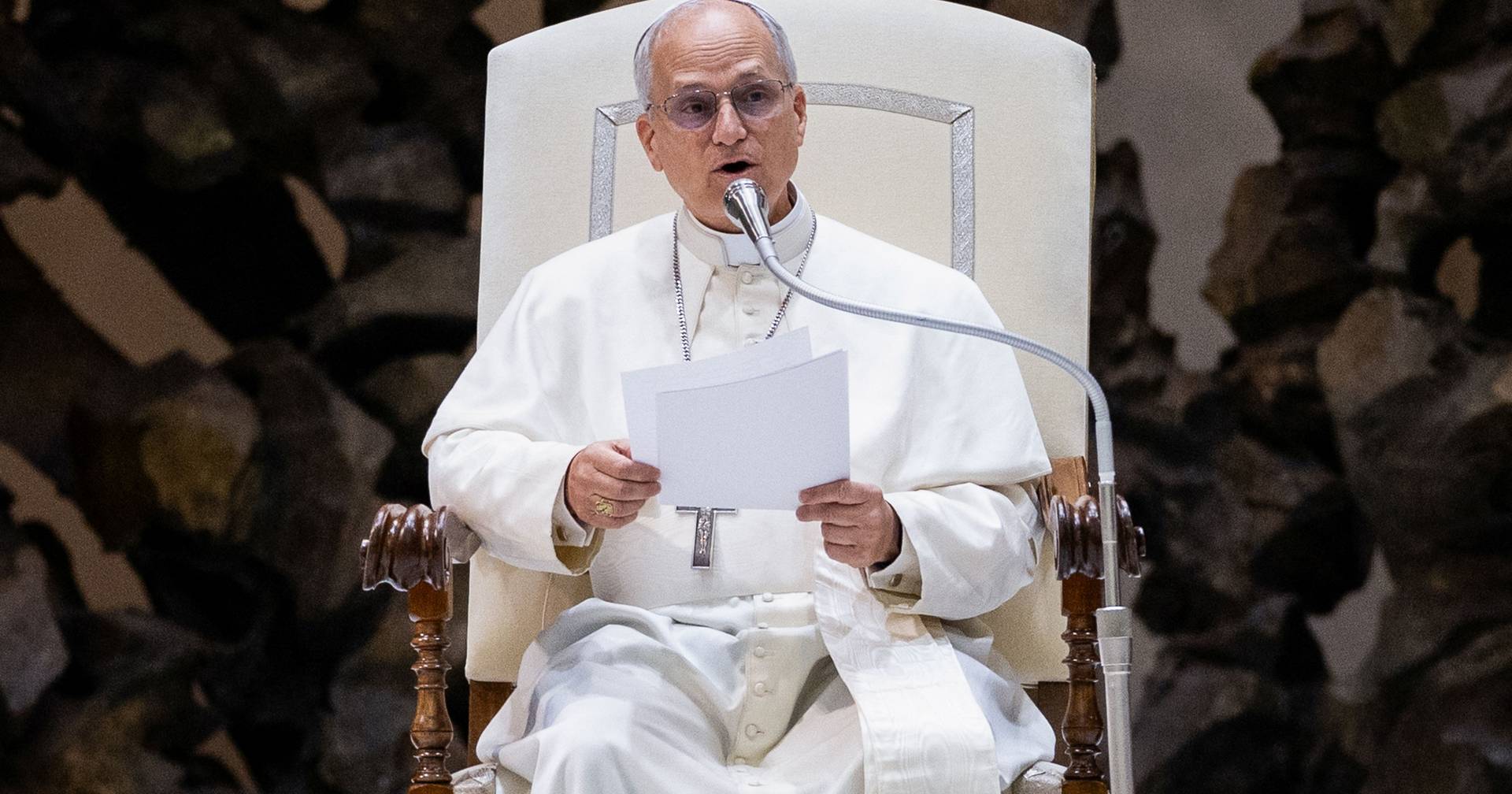 Papa Leão XIV recebe jornalistas com humor