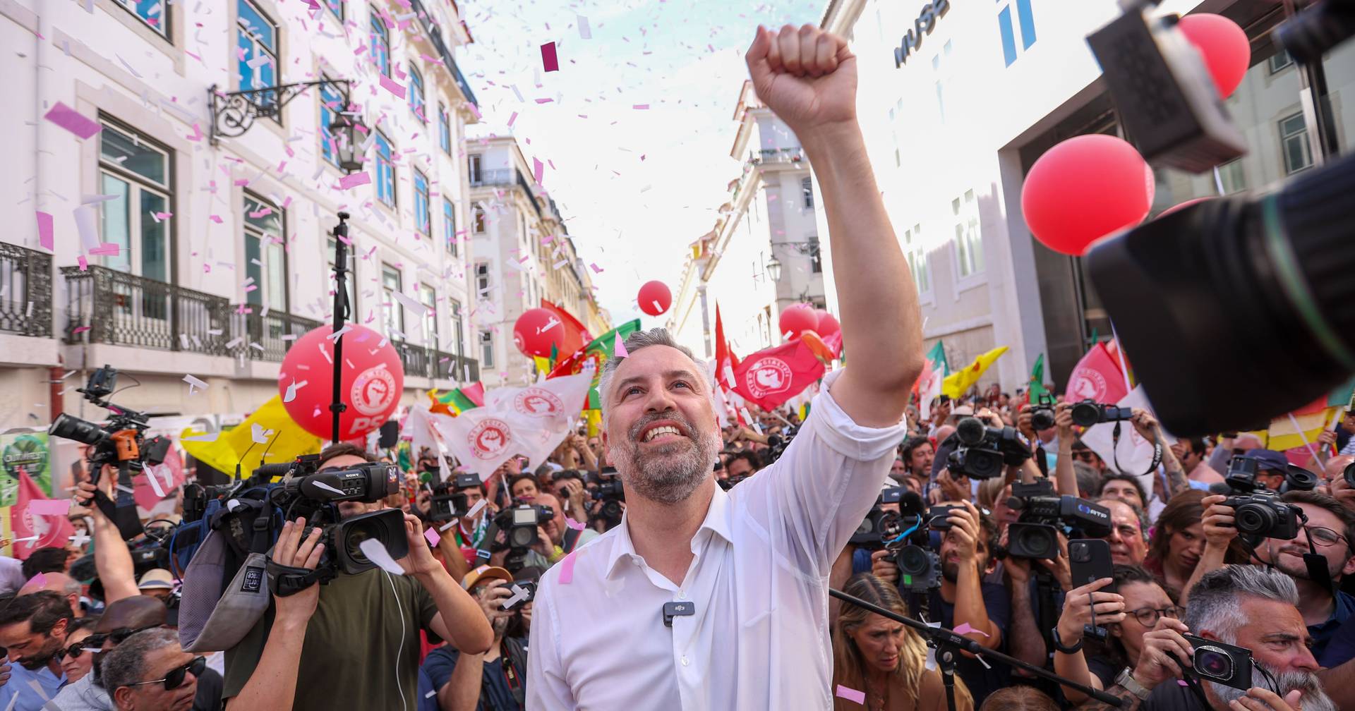 PS reúne figuras históricas em campanha no Chiado e apela ao voto contra um ‘Governo radical’