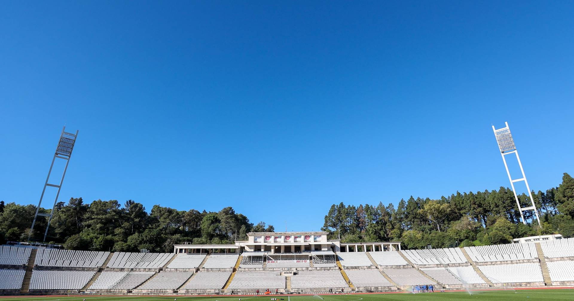Adepta do Sporting atingida por vidro na Supertaça convidada para ir à final da Taça