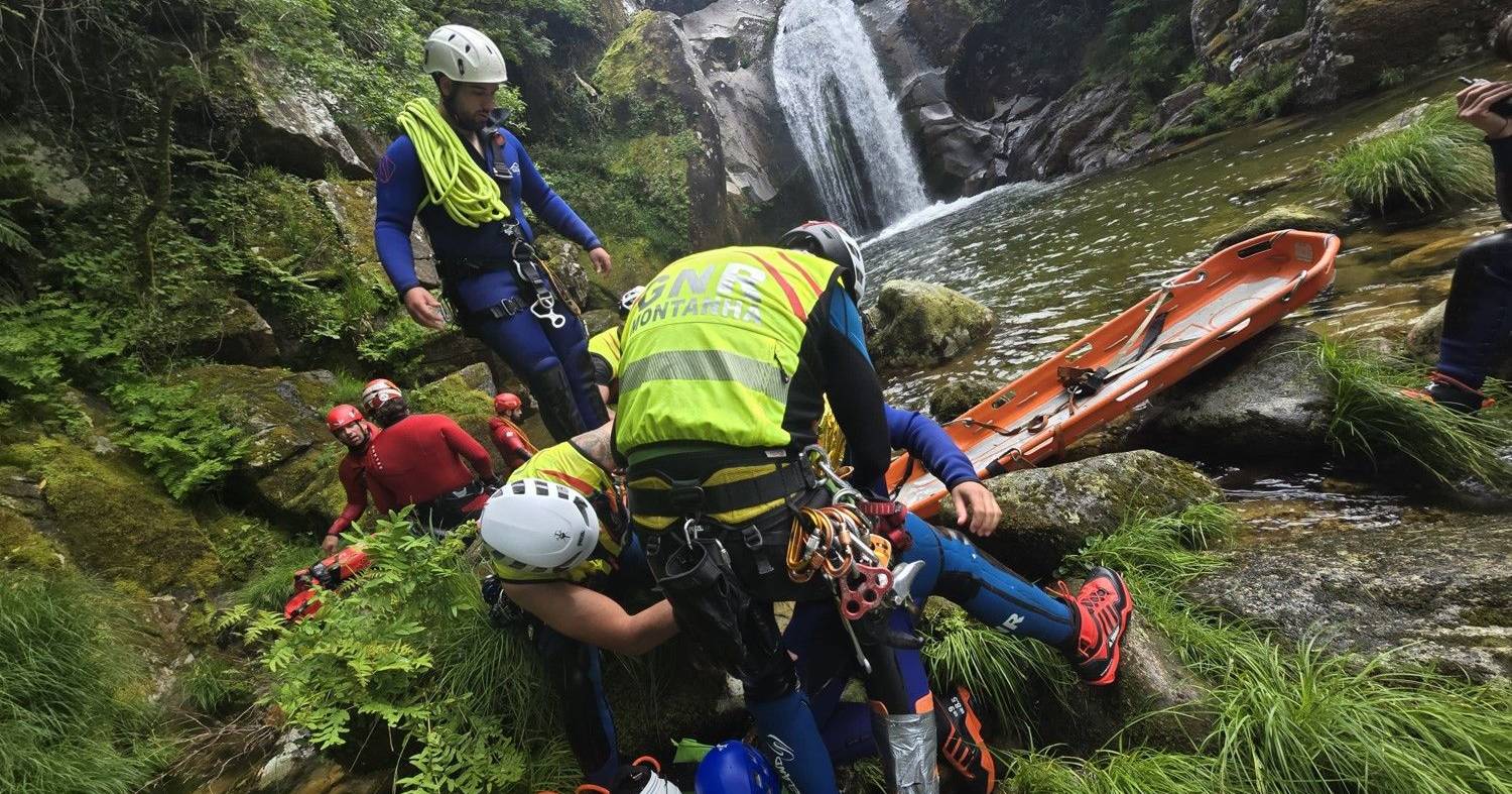 Resgate difícil no Gerês: militares atravessam cascatas e transportam vítima a pé