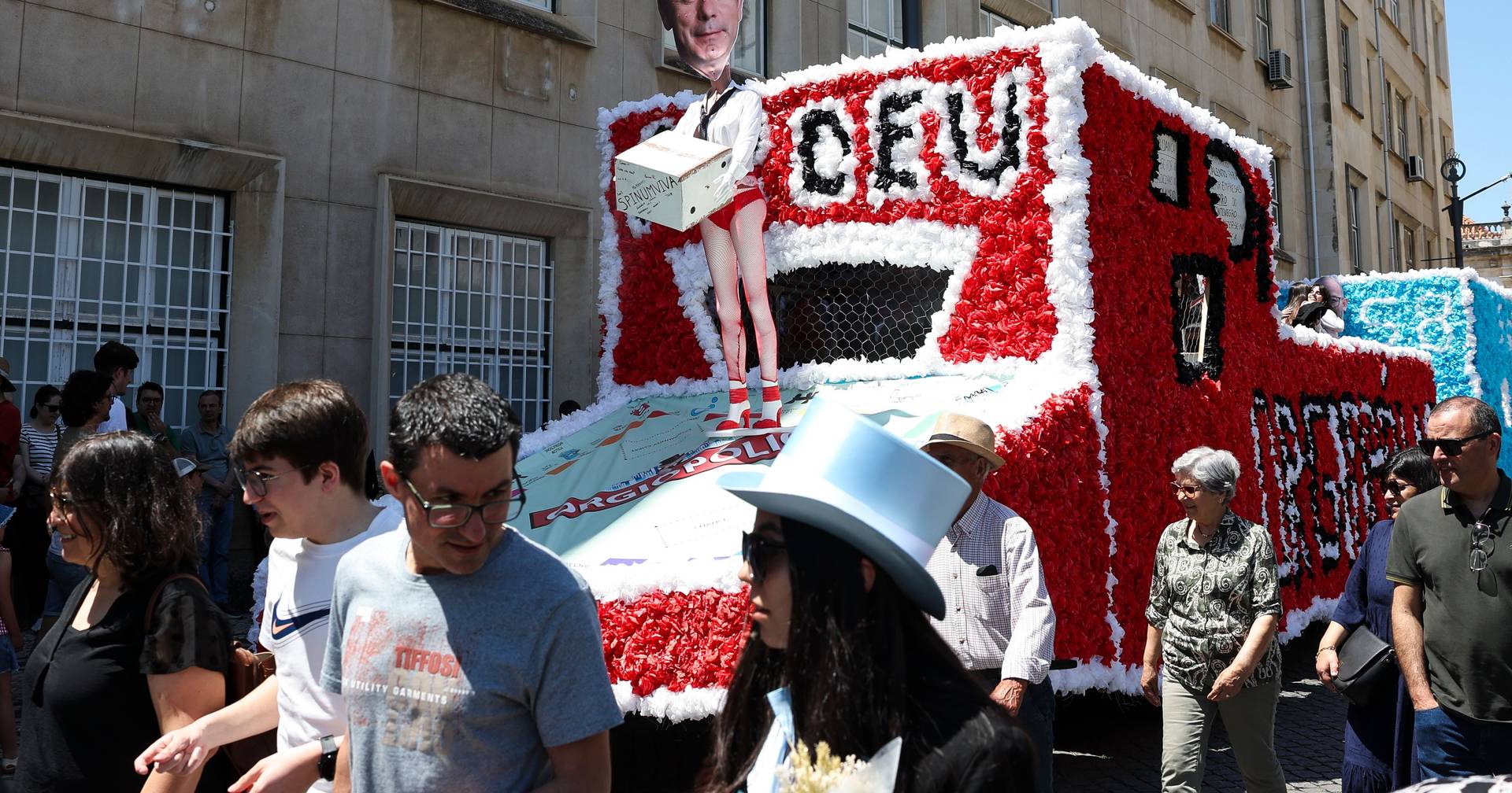 Cortejo da Queima das Fitas de Coimbra marcado por críticas sociais e políticas
