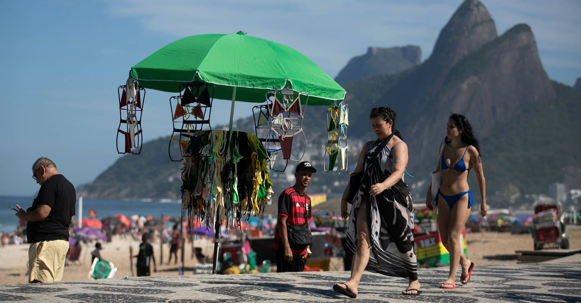 Proibição de garrafas de vidro e de música ao vivo nas praias do Rio de Janeiro gera descontentamento