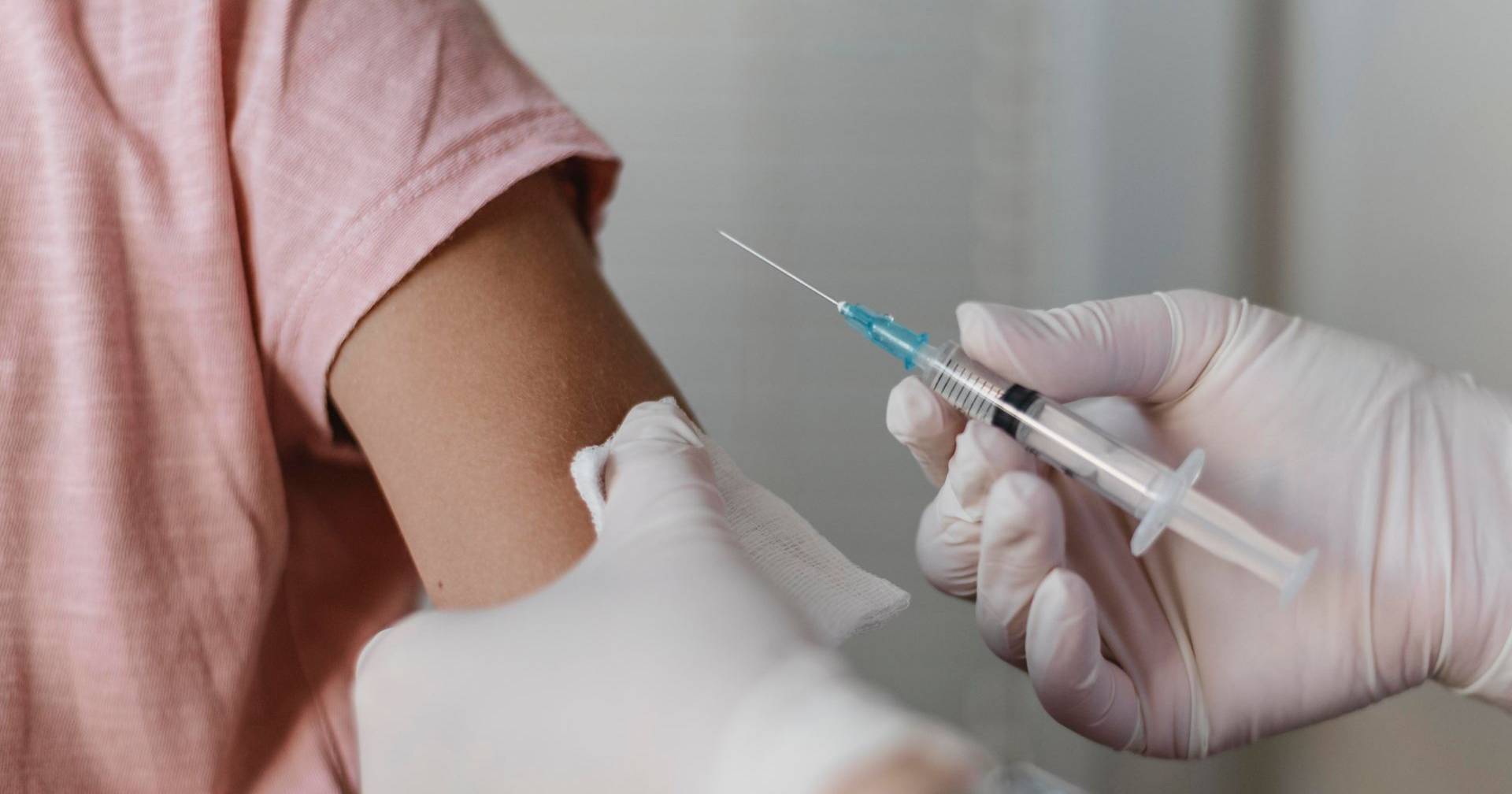 Covid-19: EUA retiram recomendação de vacina para crianças e grávidas saudáveis