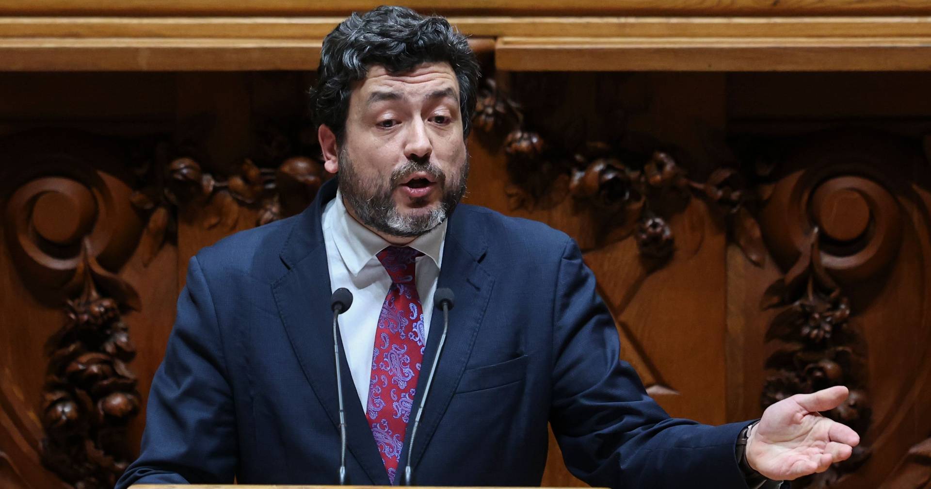Carlos César propõe Pedro Delgado Alves para liderança parlamentar do PS de forma interina