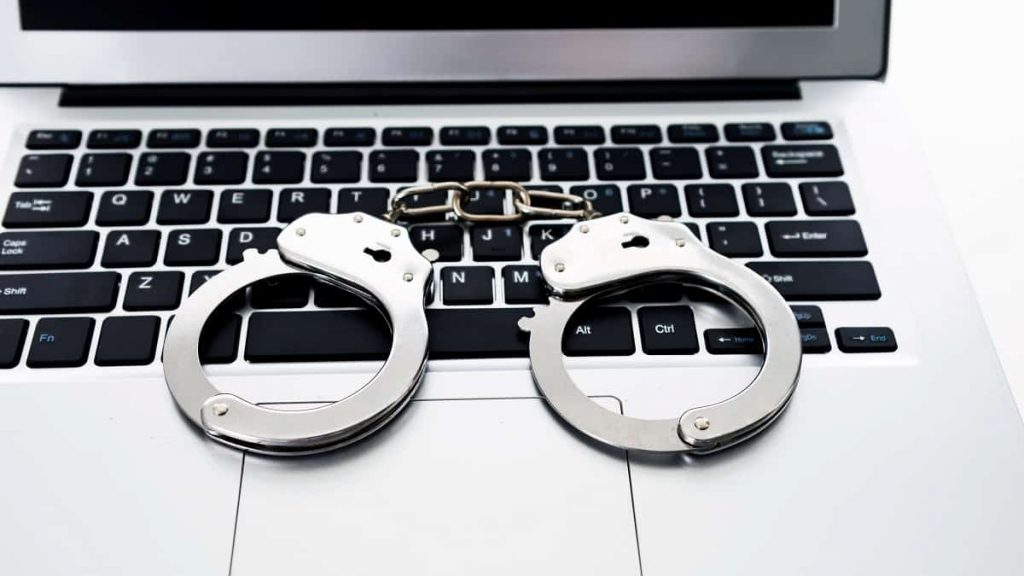 Perfis falsos nas redes sociais para burlar com casas de férias