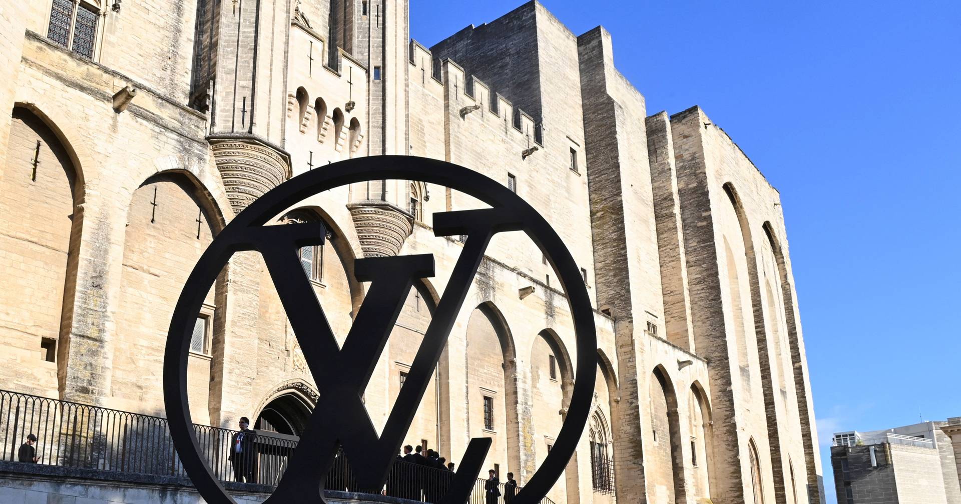 Louis Vuitton processa marca de licores portuguesa por semelhanças no logótipo
