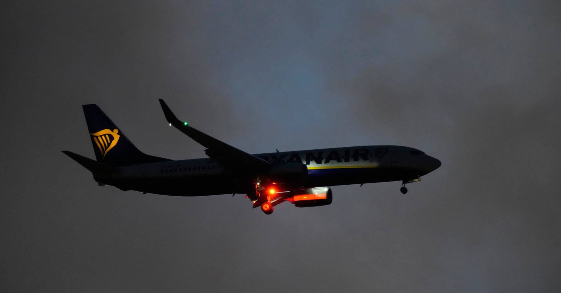 Nove feridos em voo da Ryanair que teve de aterrar de emergência
