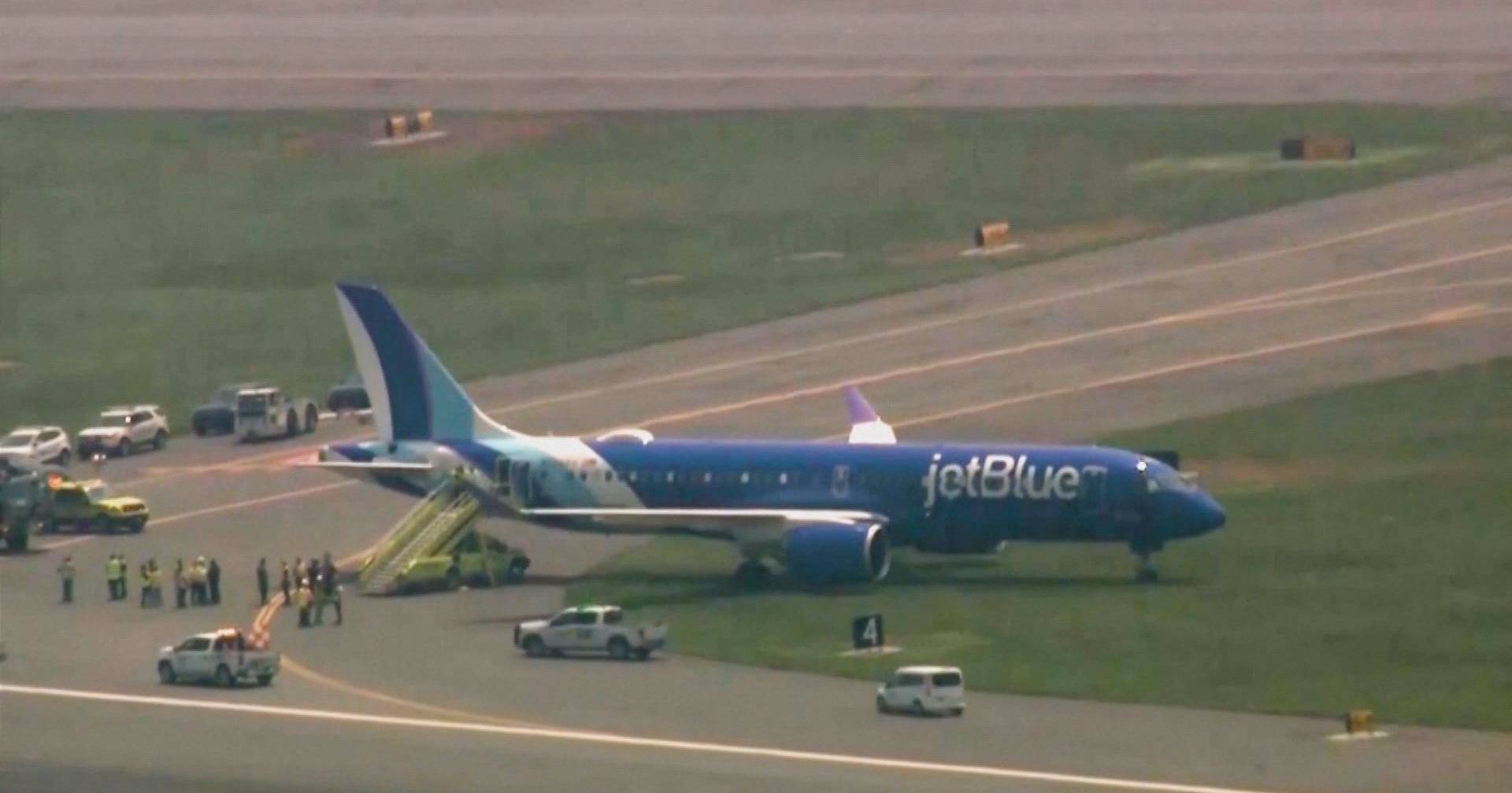 Avião sai da pista ao aterrar no Aeroporto de Boston