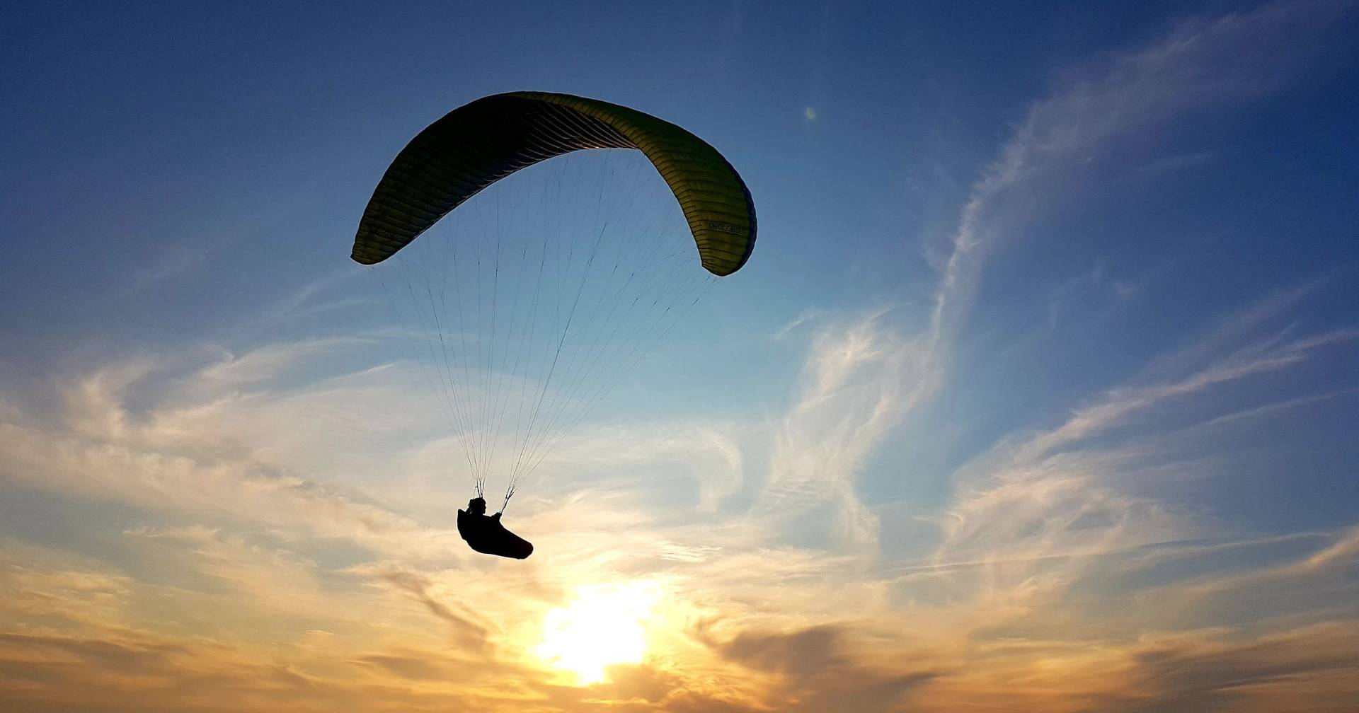 Mulher de 35 anos gravemente ferida em queda de parapente na Praia da Gralha