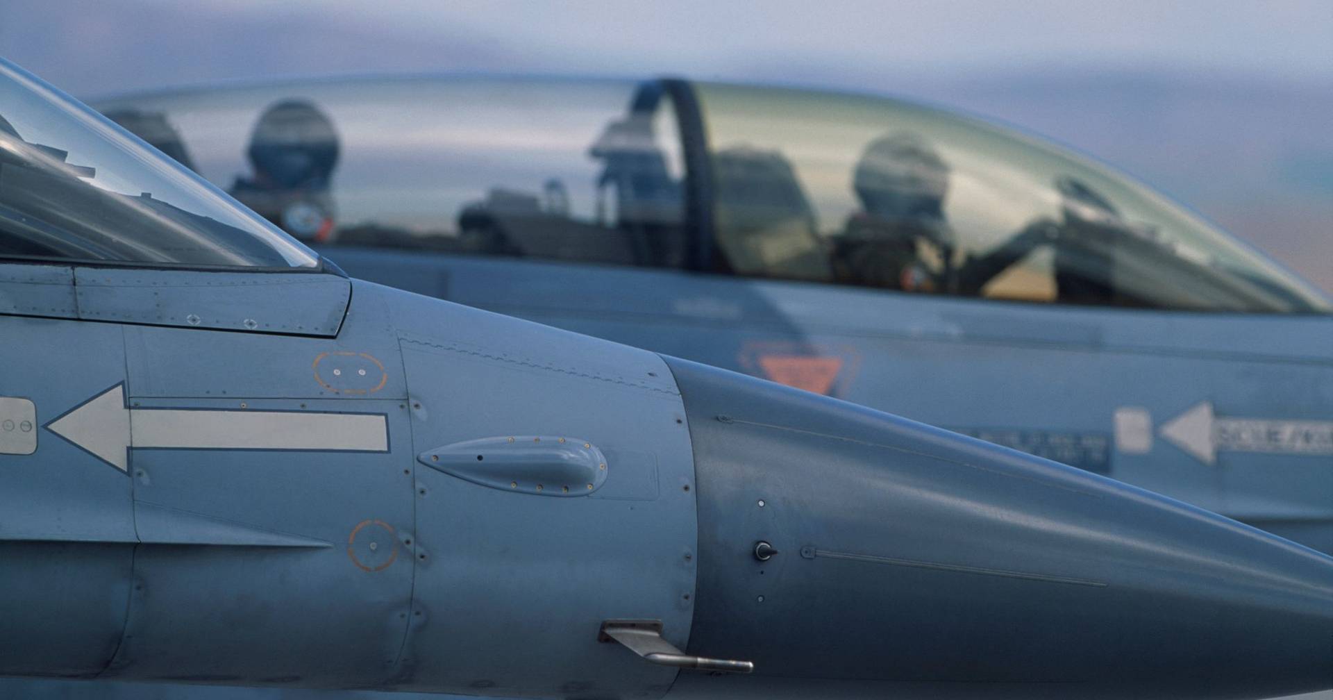 F-16M da Força Aérea escoltam avião após ameaça de bomba
