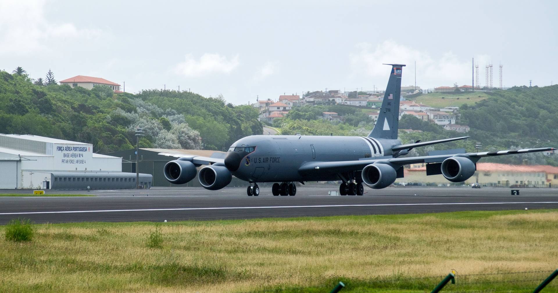 Ministério da Defesa confirma presença de 12 aviões reabastecedores dos EUA na Base das Lajes