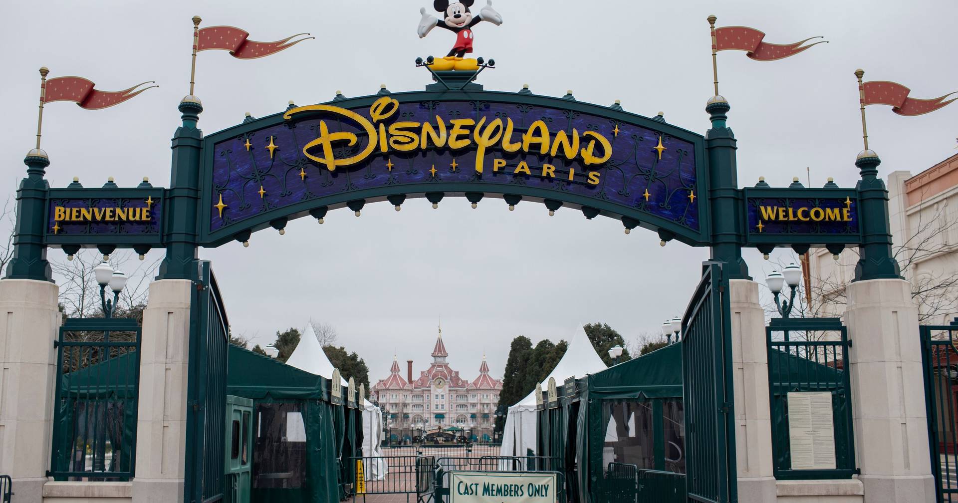 Homem detido após encenar casamento com criança de 9 anos na Disneyland