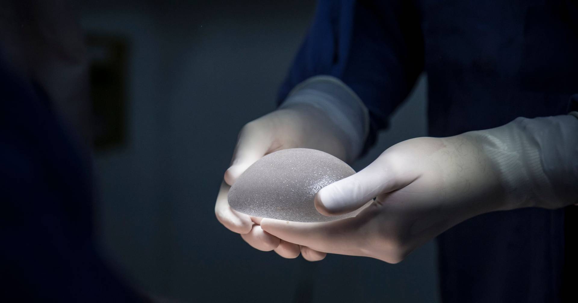 Espanha confirma mais de 100 casos de linfoma raro associado a implantes mamários