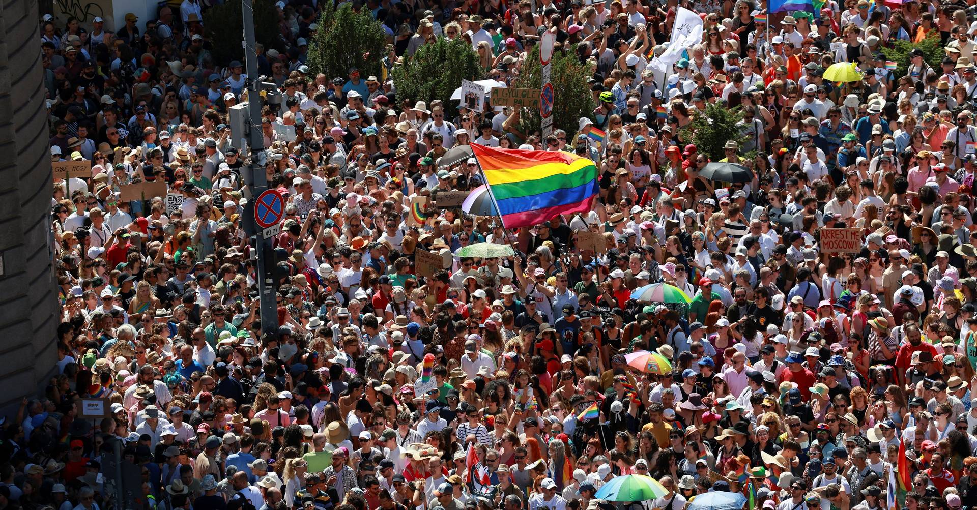 Milhares celebram dia do orgulho LGBT em vários países do mundo