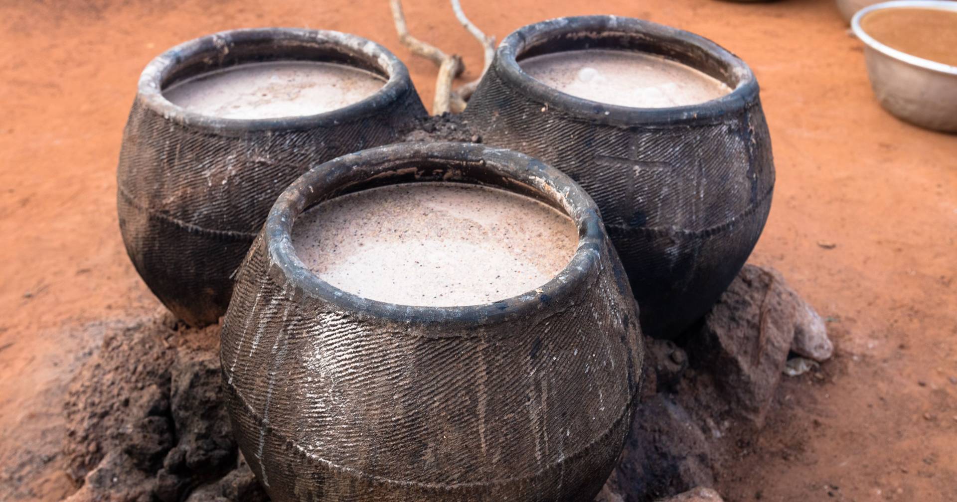 Pombe: a bebida tradicional que matou 75 pessoas continua a ser consumida em Moçambique