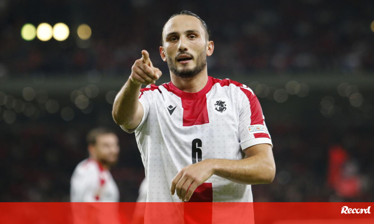 Capitão América Kochorashvili numa redoma para chegar no ponto ao Sporting – Sporting