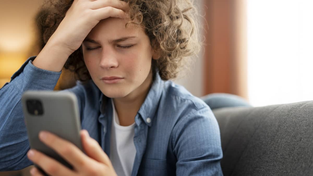 França quer pressionar a UE para proibir as redes sociais a menores de 15 anos