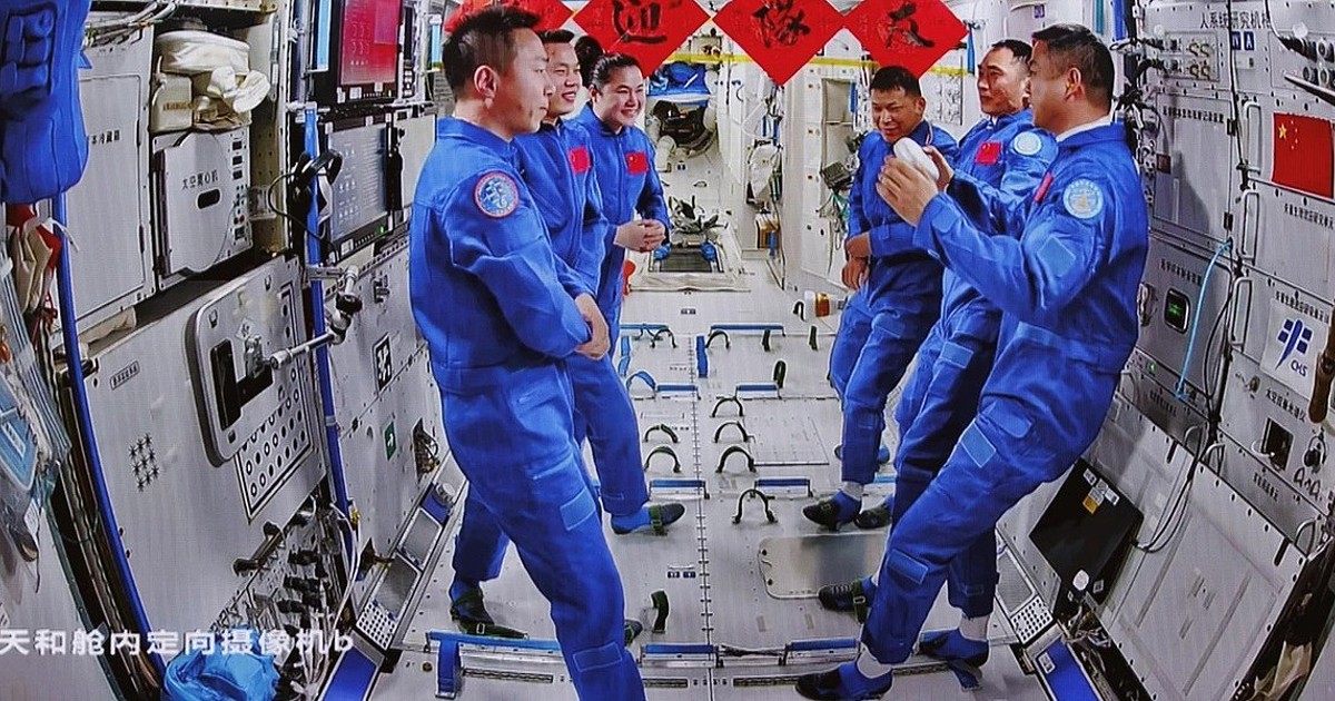 Astronautas chineses completam segunda caminhada no espaço e reforçam proteção contra lixo espacial