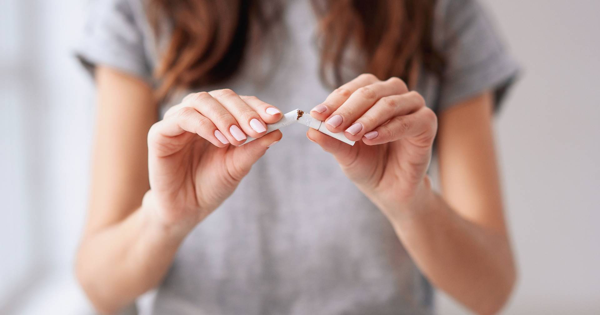 França proíbe fumar em praias e parques para criar uma geração sem tabaco