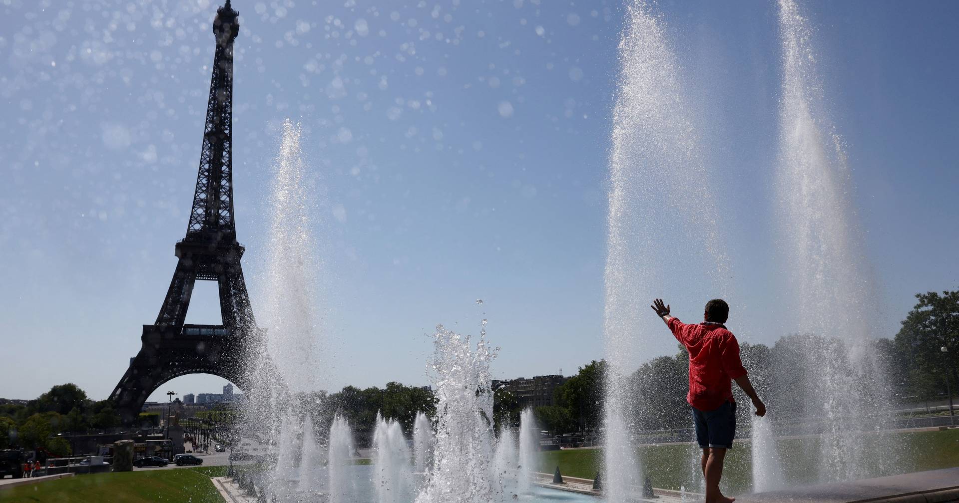 Onda de calor extremo encerra escolas e Torre Eiffel, provoca desmaios e inundações em França