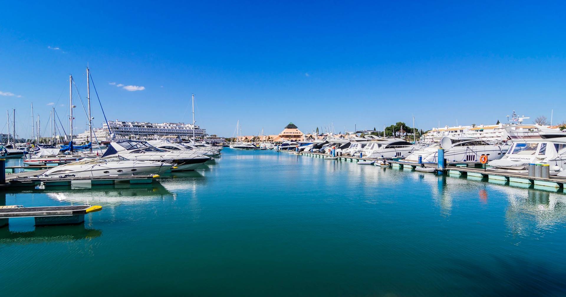 Caviar em vez de bolas de Berlim, champanhe na areia, espreguiçadeiras a €500: praias de luxo no Algarve atraem cada vez mais turistas