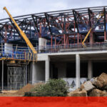 Centenas de bombeiros combatem fogo em Magualde