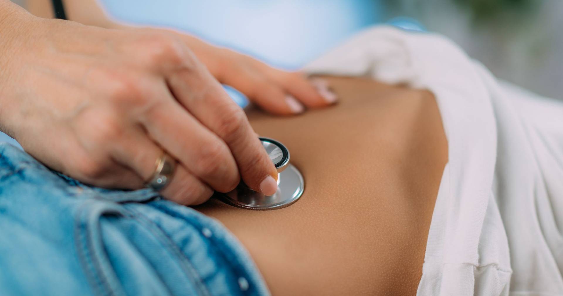 Jovem de 13 anos submetido a cirurgia após engolir até 100 ímanes que comprou na internet