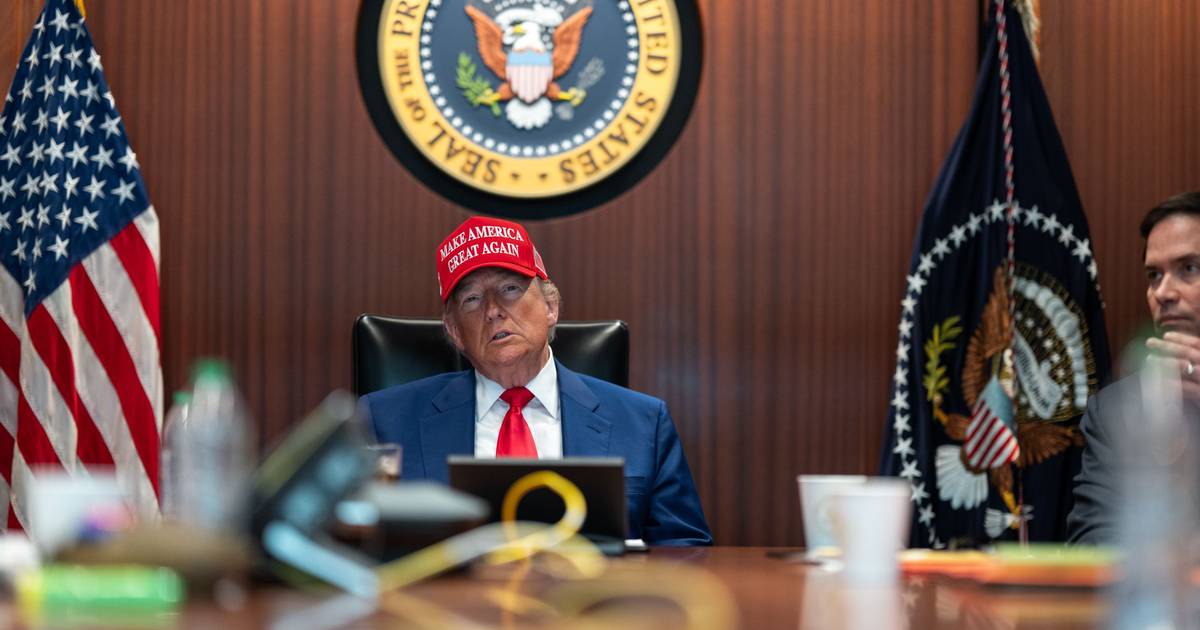 Trump impõe sanções a presidente colombiano e família por alegado envolvimento no tráfico de droga