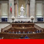 United derrotado em casa pelo Everton em jogo com expulsão inusitada