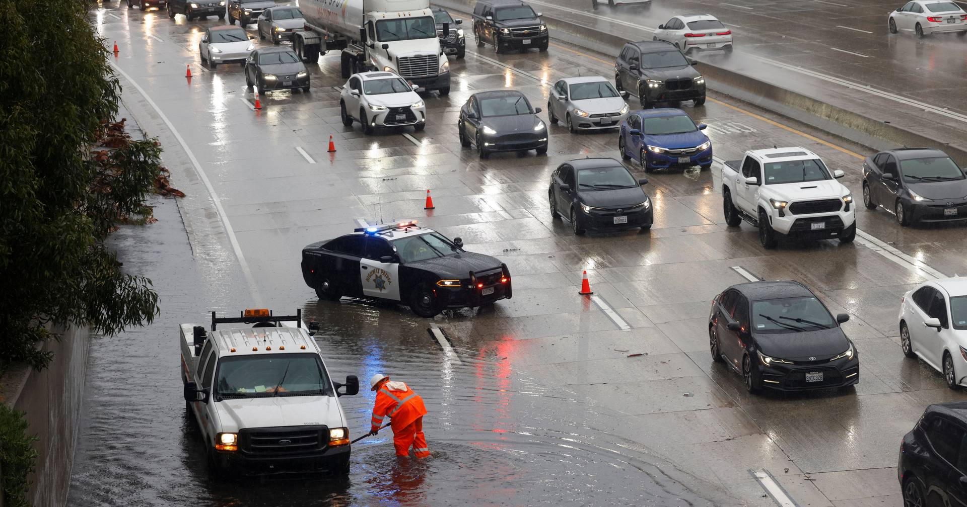 Decretado estado de emergência em Los Angeles devido a risco de inundações no Natal