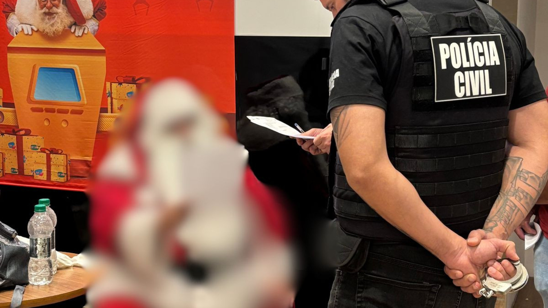 Pai Natal detido em shopping no Brasil por ser suspeito de violação